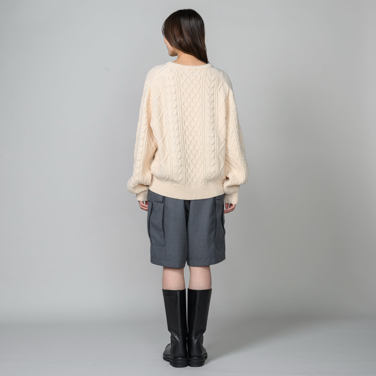 ケーブル編みロゴプリントニット