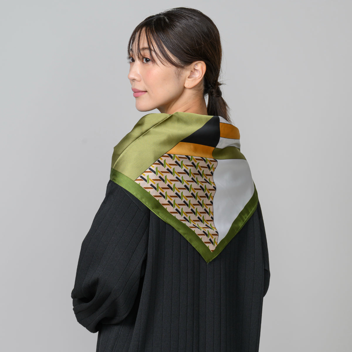 幾何学柄スカーフ